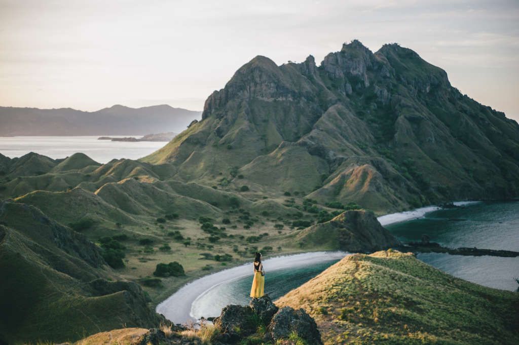 Une vue panoramique de paysages exotiques en Indonésie, invitant les voyageurs à explorer les meilleurs sites du pays.